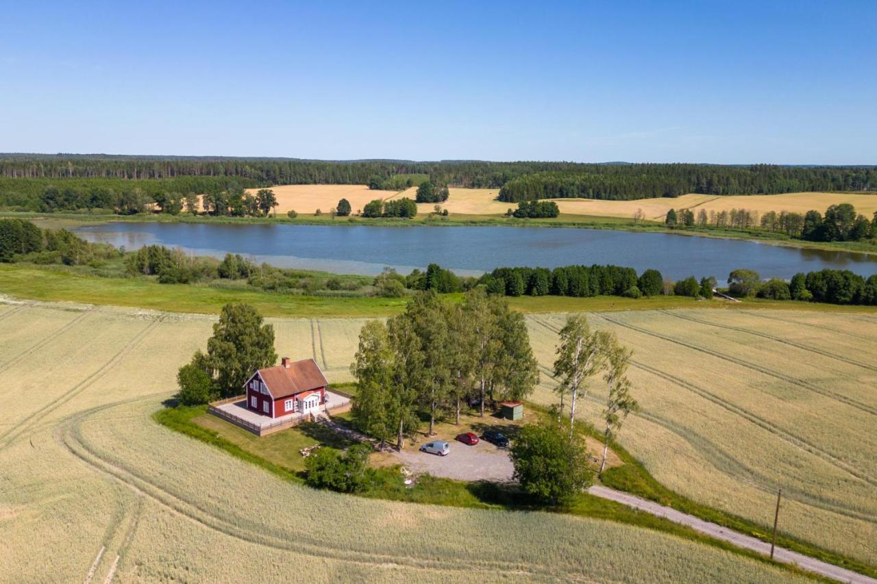 Gard Med Egen Sjoe Med Bryggbat, Nyrenoverat! Katrineholm Extérieur photo