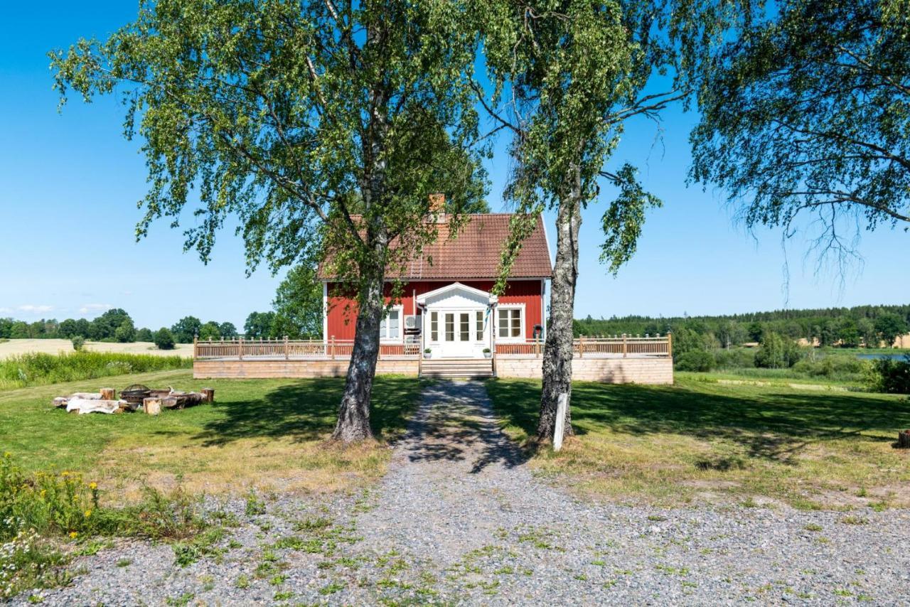 Gard Med Egen Sjoe Med Bryggbat, Nyrenoverat! Katrineholm Extérieur photo